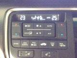 【左右独立オートエアコン】左右席で独立温度コントロールが可能です。運転席はキンキンに冷やして助手席はマイルドにと言った設定が可能です☆暑さ寒さでケンカすることもなくなりますね♪