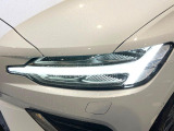 【LEDヘッドライト】明るく眩しいハイビームを先行車や対向車に照射しないオートハイビームを備えたLEDヘッドライト。北欧神話に登場するトールハンマーをモチーフにした、一目でボルボとわかるデザイン。