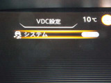 【VDC】滑りやすい路面などでのハンドル操作で車両が横滑りしそうになると、ブレーキおよびエンジン出力を制御し車両の安定性を向上させる。