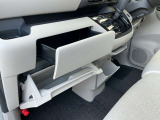収納上手!上下2つのグローボックスなので小物や車検証など収納出来ます♪