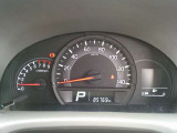 見やすいスピードメーターになっています。
