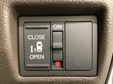 左側電動スライドドアは運転席からでも操作ができるように、ハンドル付近に開閉の操作スイッチが付いています。