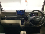 運転席と助手席の間はすっきり、移動も楽々です。さっと手が届く位置にATセレクトレバーやエアコンスイッチなどがあり操作性に優れています
