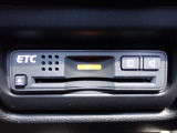 ■【ETC車載器】が装備されています。セットアップをしてお渡しとなり、ETCカードを差し込むだけで高速道路の利用が可能です。
