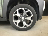 純正アルミホイール装着☆足回りもブラックで引き締まって見えてカッコいいですね☆