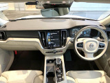 認定中古車S60が入庫しました!高音質サウンドやシートベンチレーションなど贅沢装備が満載です♪白を基調とした北欧デザインの内装は明るく開放感がありますね。是非ご覧にお越しくださいませ。
