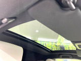 【ガラスルーフ】ガラスルーフ搭載で車内の解放感が一気にアップ!開放的なドライブをお楽しみいただけます。