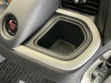 ドリンクホルダー/小物入れにもなって便利です