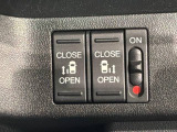 左右両側パワースライドドアが付いています。ワンタッチで簡単にお子様でも、お年寄りの方でも、開閉できますからとても便利です。キーレスや車内スイッチでも自動でドアの開閉ができます。