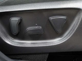 運転席はパワーシートなのでお好みのドライビングポジションに調整可能です♪