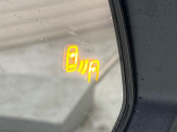 【ブラインドスポットモニター】走行中、ドアミラーの死角になりやすい箇所に後続車が接近するとサイドミラーのレンズに警告を表示!ドライバーに注意喚起をしてくれます。