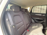 後部座席も気になるようなキズ・汚れやへたり等、大きなダメージはなく、良好な状態です。