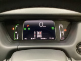 デジタル表示のスピードメーターとタコメーター、燃費やオドメーターなどの表示の他に、ホンダセンシング機能などの表示もできる多機能なマルチインフォメーション・ディスプレイです。
