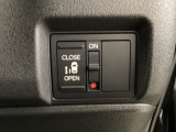 左側電動スライドドアは運転席からでも操作ができるように、ハンドル付近に開閉の操作スイッチが付いています。