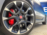 ●純正17インチアルミホイール:輸入車ならではの卓越した走りを支えるホイールと足回りです!日本車の走りに慣れている方にもぜひ体感して頂きたいほど、高いレベルでまとまっています!