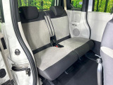 後部座席も気になるようなキズ・汚れやへたり等、大きなダメージはなく、良好な状態です。