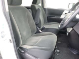 運転席の写真です!座り心地も良さそう、あなたのドライビングポジションをガッチリ支え、心地よい安心感で、ロングドライブもらくらく??