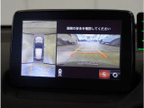 【360&deg;ビュー・モニター】クルマを真上から見たような俯瞰(ふかん)映像や助手席側のサイド映像など、視点を切り替えて表示。さまざまなアングルで視界をサポートします。