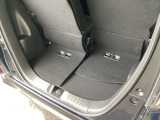 後席を倒さなくても、ゆとりある荷室。