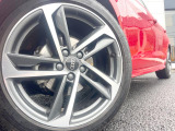 ●純正17インチアルミホイール:輸入車ならではの卓越した走りを支えるホイールと足回りです!日本車の走りに慣れている方にもぜひ体感して頂きたいほど、高いレベルでまとまっています!