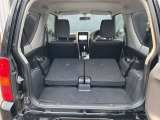 シートをすべて倒すとフラットな荷室になります。