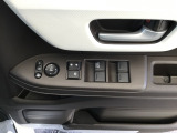 運転席ドアには、ドアミラーの角度調整スイッチとパワーウインドウスイッチを配置。手元で直感的に操作でき、運転中の使い勝手を高めています。