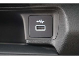 USBオーディオ用ソケットがついていますので携帯電話などを接続すれば音楽等の再生が可能です!充電用ソケットもございます!