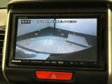 リバースギアに入れるだけで後方の表示へ切り替わります。夜間や雨の日の駐車も楽になりますよ。
