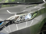【LEDヘッドライト】悪天候や夜間走行時も良好な視界を確保し安心して運転できる高輝度LEDヘッドライトを装備!点灯速度が早く、消費電力も抑えられています。
