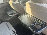 後席で、停車時に利用できる便利なテーブルがございます。ドリンクホルダー付。