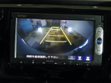 バックカメラの画像です。ガイドラインがスムースな車庫入れをサポートいたします。車庫入れの安心感がアップしますね。