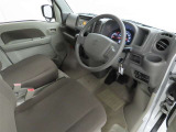 シンプルで使いやすいデザインの運転席です。
