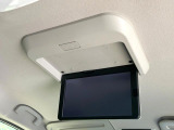 【フリップダウンモニター】大画面モニターで後席でもエンタメをお楽しみいただけます。小さなお子様にも大人気の装備です♪