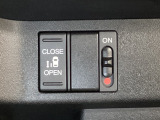 左側電動スライドドアは運転席からでも操作ができるように、ハンドル付近に開閉の操作スイッチが付いています。