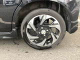 純正アルミホイールが装着車両です。アルミホイールだと足元が引き締まってスポーティに見えます!!
