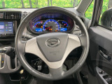 【純正革巻きステアリング】上質な革を使用することで、手にしっかり馴染みとても運転しやすいハンドルです♪