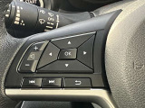 ステアリングの左側に、オーディオの操作ができるスイッチを装備しています。ハンドルから手を離さず操作できて便利です。