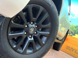 【グレード専用純正18インチアルミホイール】デザイン性の高い純正アルミホイールを装着しております。各種社外アルミホイールや、スタッドレスタイヤも取扱いしております。是非ご相談ください♪