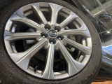 【純正20インチアルミホイール】外観にマッチした純正アルミホイールを装着しております。各種社外アルミホイールや、スタッドレスタイヤも取扱いしております。是非ご相談ください♪