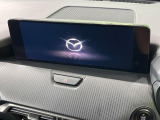 【12.3インチマツダコネクト】車内の雰囲気にマッチした大型ディスプレイ。スマホ接続でのナビ使用やBluetooth再生等、様々な機能が楽しめます。直感的なダイヤル操作が可能で、使い勝手も良好です。