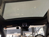 メルセデス・ベンツの定める厳しい基準をクリアしたお車のみをご案内させて頂きます。納車前整備はメーカー規定に基づき100項目以上にも及ぶ点検を熟練のメカニックによって行いご納車させて頂きます。
