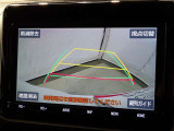 【バックモニター】ハンドル操作と連動したガイドラインが表示されるバックガイドモニター付き☆