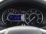 【メーターパネル】素早く車の情報が読み取れる、視認性に優れたシンプルなデザインのメーターパネルです。