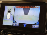 パノラミックビューモニターを装備。駐車場や交差点でクルマを真上から見るように周囲を確認できます。機能の詳細は販売店スタッフまでおたずねください。
