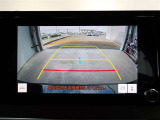 バックモニター付きで慣れない駐車場や車庫入れをサポートします。
