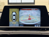 真上から見下ろしたような視点で車とその周囲を確認出来る画面と、車両後方を映し出すバックモニター画面の2つを表示してくれます。