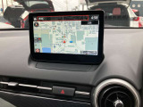お手元のスマートフォンと接続して頂く事で使用可能な「Apple CarPlay/Android Auto」電話の応答は勿論、メッセージの受信やLINE、音楽接続からナビアプリの使用まで幅広く活躍致します。