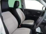 運転席のスペースはゆったりしていて、視界も広く確保されているので普段の運転からロングドライブまで快適です。