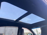 【サンルーフ】開放感たっぷりの希少装備、サンルーフが装着されています!車内に明かりを取り入れたり景色を楽しむ以外にも、車内の空気も簡単に換気できて快適です!
