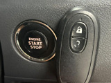 【キーレススタートシステム】カバンやポケットに入れたままでもドアの施錠・解錠が可能なスマートキーを装備。エンジンのオン・オフ時もカギを取り出す必要が無いからとっても便利です♪